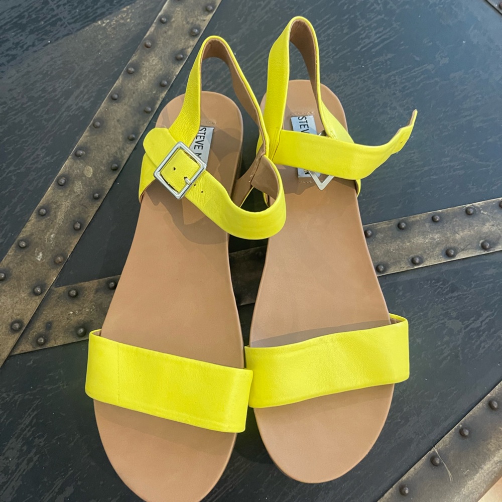 Steve Madden yellow sandles size 10. Unused